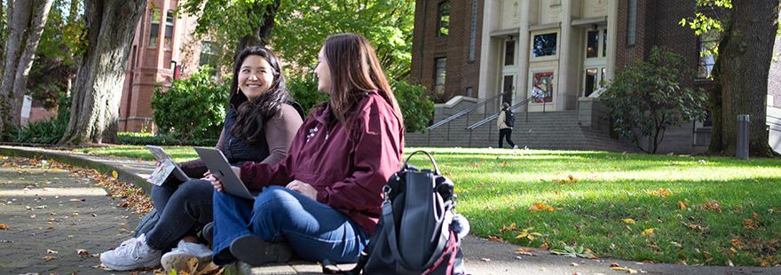 西雅图州立大学的学生在校园里蒂凡尼环线用笔记本电脑学习